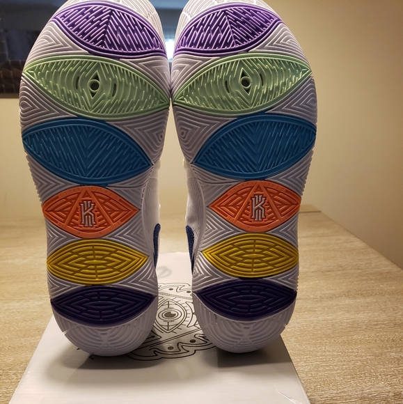 Nike Kyrie 5 "Have A Nike Day" - Picture 6 of 8